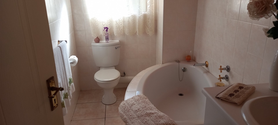 6 Bedroom Property for Sale in Bergsig Western Cape